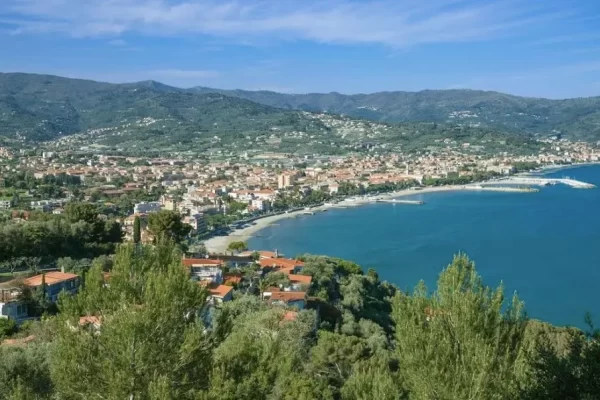 Veduta panoramica di una città costiera con colline sullo sfondo.